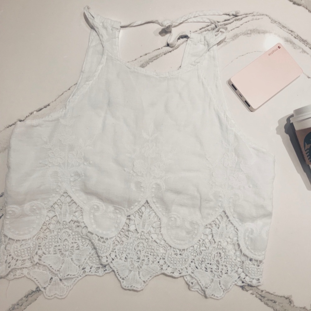 MAKE OFFERS💛 cute lacey high neck crop top